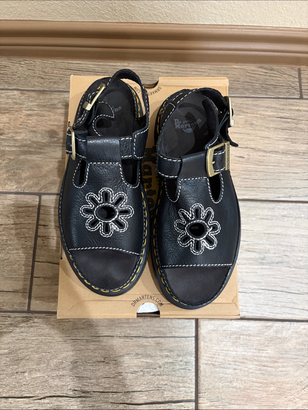 Dr. Martens Dunnet Flower sandals in black